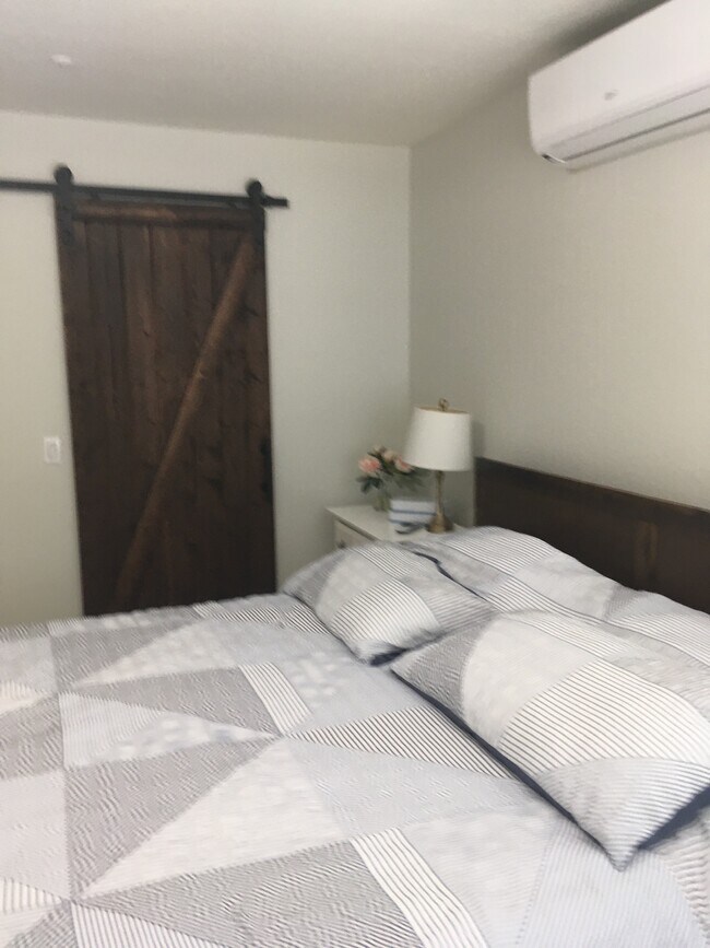 King Sized Bed - 515 E Pine St