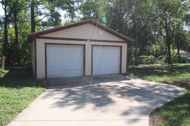 Foto del edificio - 4 Bedroom 2 Bath Updated Home In Overland Park