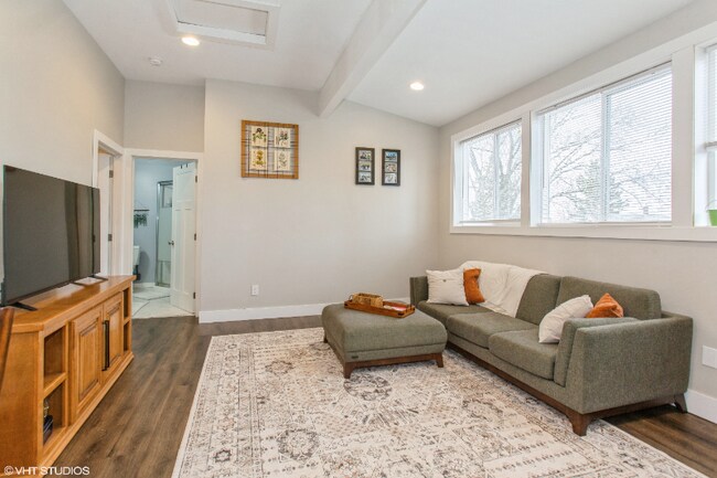 Foto del edificio - 2508 Lakeshore Dr