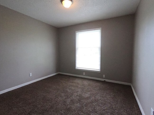 Building Photo - Cute 2 Bedroom Duplex has been Newly Painted!