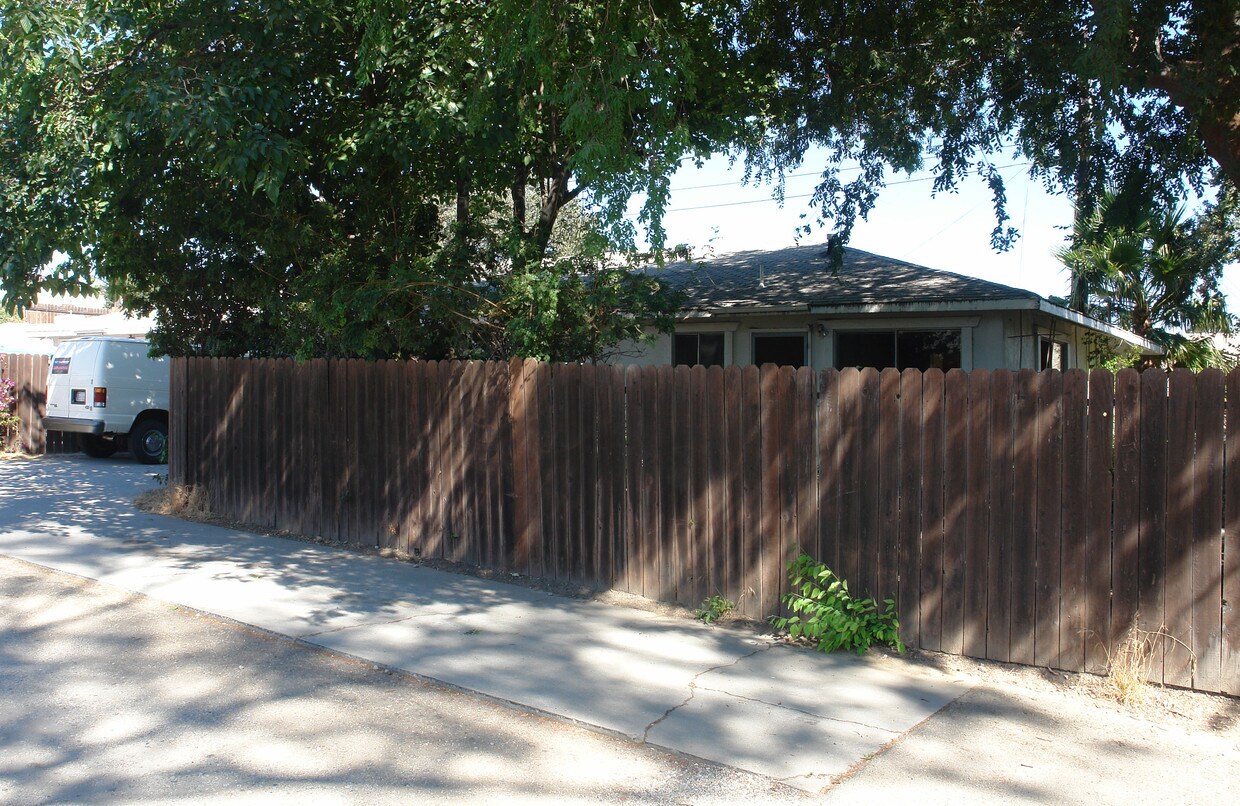 Building Photo - 3175-3177 Los Robles Rd