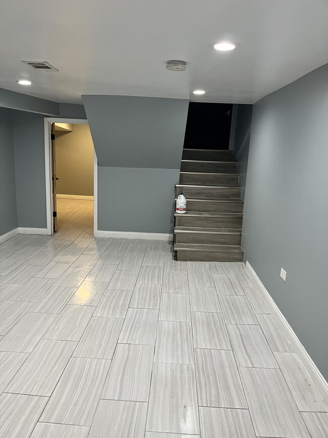 Building Photo - 6222 S Albany Ave