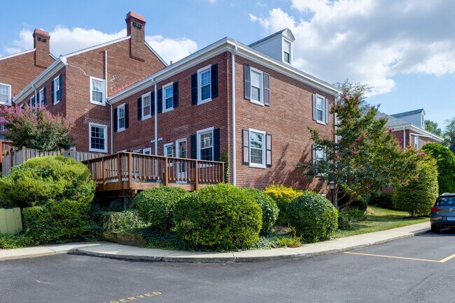 Foto del edificio - Charming End-Unit Townhouse in Fairlington
