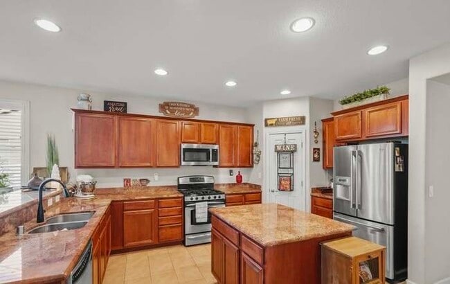 Building Photo - 6747 Jaquenetta Dr
