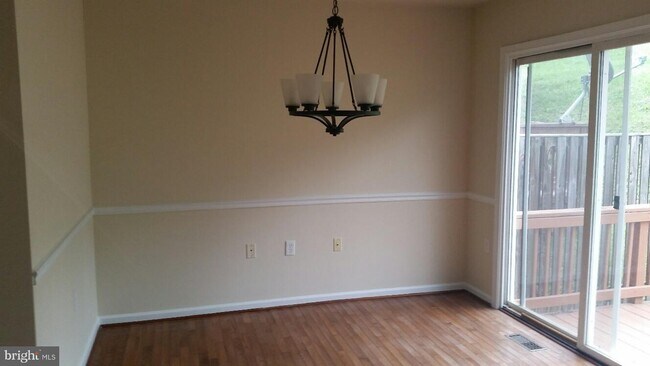 Foto del edificio - 606 Hupps Hill Ct