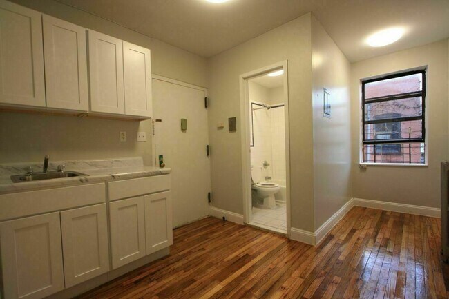 Building Photo - 2810 Foster Ave