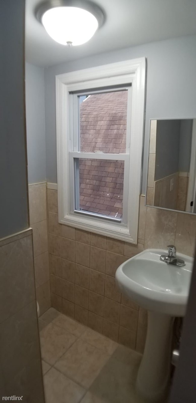 Building Photo - 3 br, 2 bath  - 140 Maple Ave Apt 2