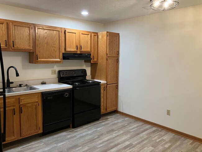 Foto del edificio - 2-Bedroom Ranch in Peaceful Piqua Neighbor...