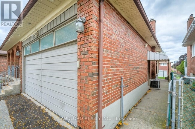 Building Photo - 15 Arkona Dr