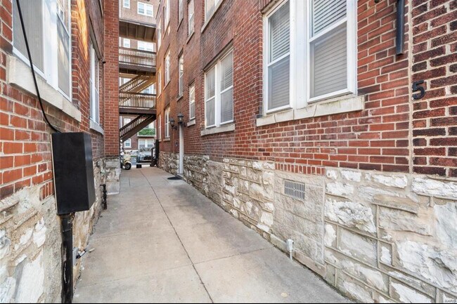 View of entrance to inner building - 5350 Pershing Ave