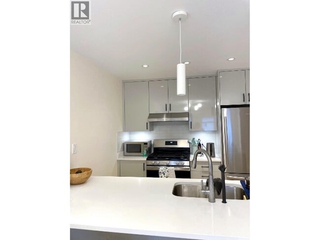 Photo du bâtiment - 282 E 18th Ave