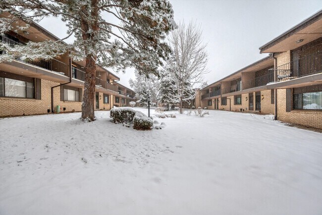 Building Photo - Bright & Spacious Townhome in Lakewood 2bd 2ba