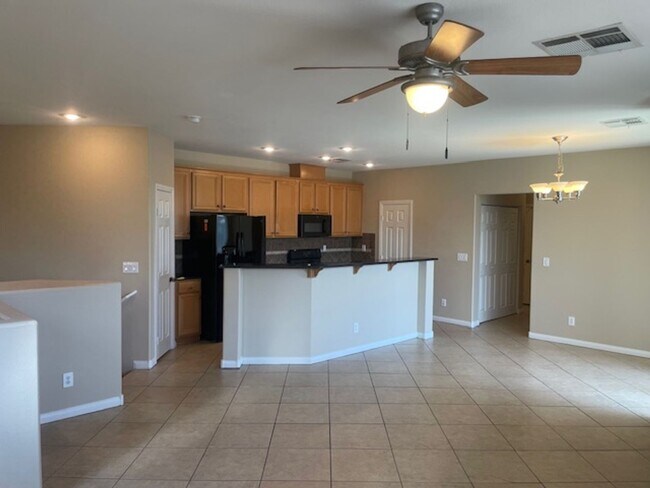 Foto del edificio - Upgraded 2 Bedroom Condo W/ 1 Car Garage N...