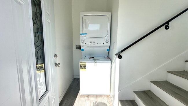 Building Photo - 16023 Wyandotte St