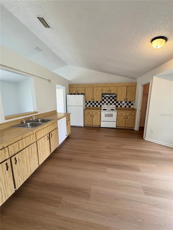 Building Photo - 28 Oak Run