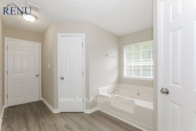 Building Photo - Available Now! 4 beds & 2 baths!