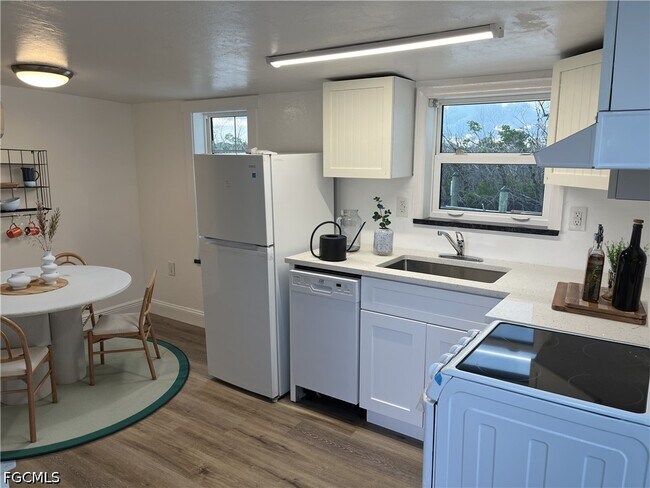 Foto del edificio - 4874 Pine Island Rd