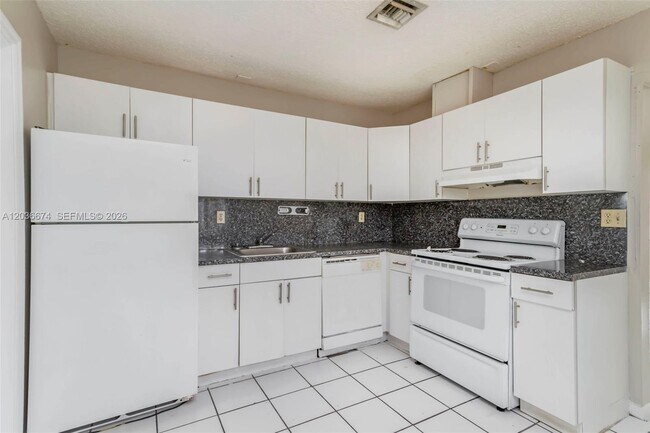 Foto del edificio - 6331 Pierce St