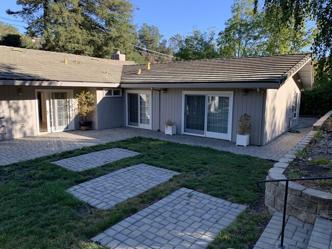 Building Photo - 36 Valley View Dr