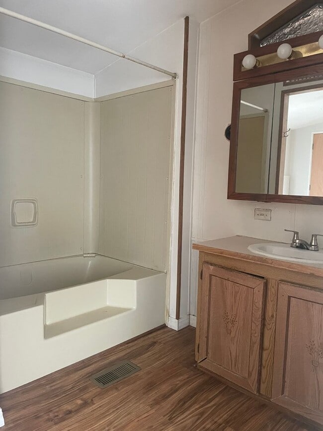 Building Photo - 3 Bedroom 2 Bathroom (move-in ready)