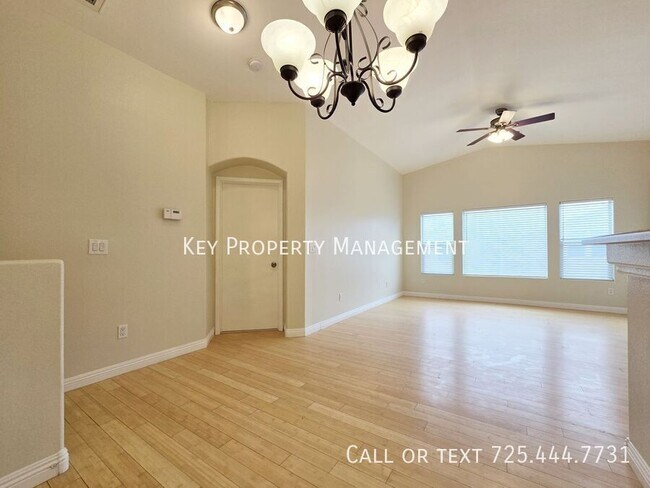Foto del edificio - 2 BEDROOM 2 BATH TOWNHOME IN GATED COMMUNI...