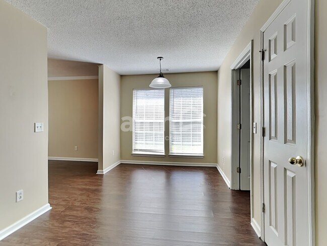 Building Photo - 10 Platinum Ct