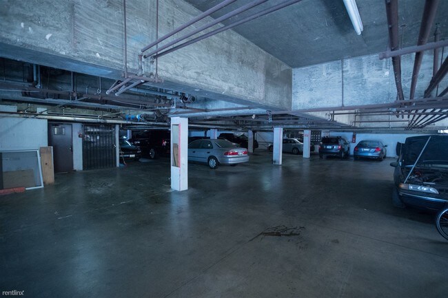 Foto del edificio - 7705 Hampton Ave