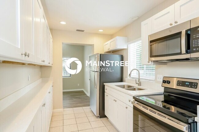 Building Photo - 3 Bedroom Pet-Friendly Home in Fort Myers, FL with Main Street Renewal