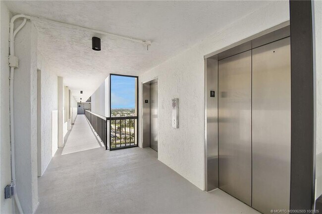 Building Photo - 10680 S Ocean Dr