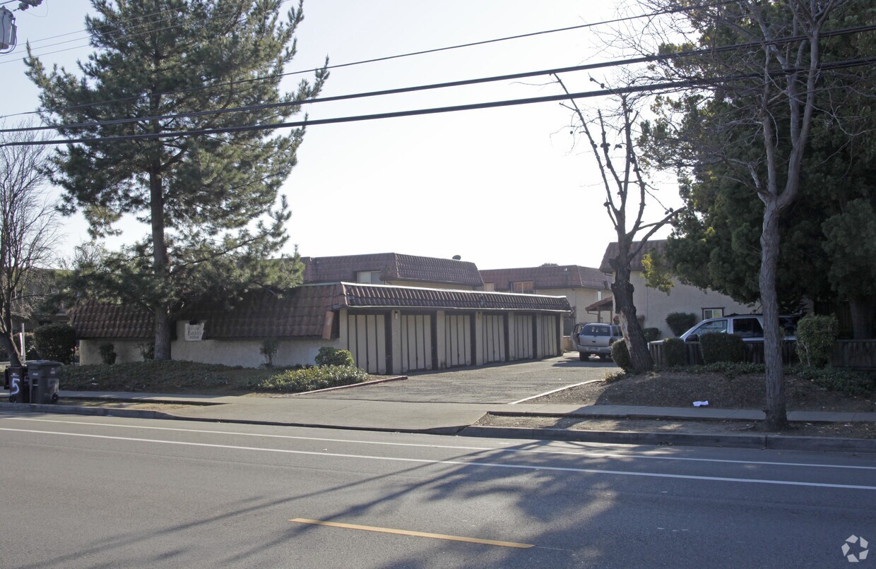 Building Photo - Willow Estates