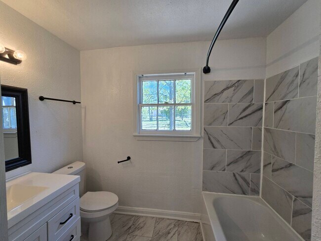 Foto del edificio - 1601 S 35th St