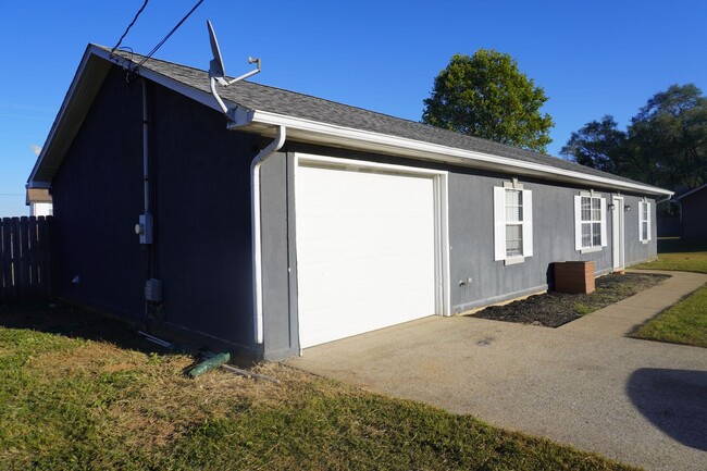 Building Photo - Lovely Single Story Home!