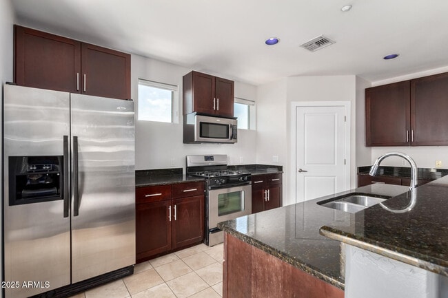 Building Photo - 945 E Playa Del Norte Dr