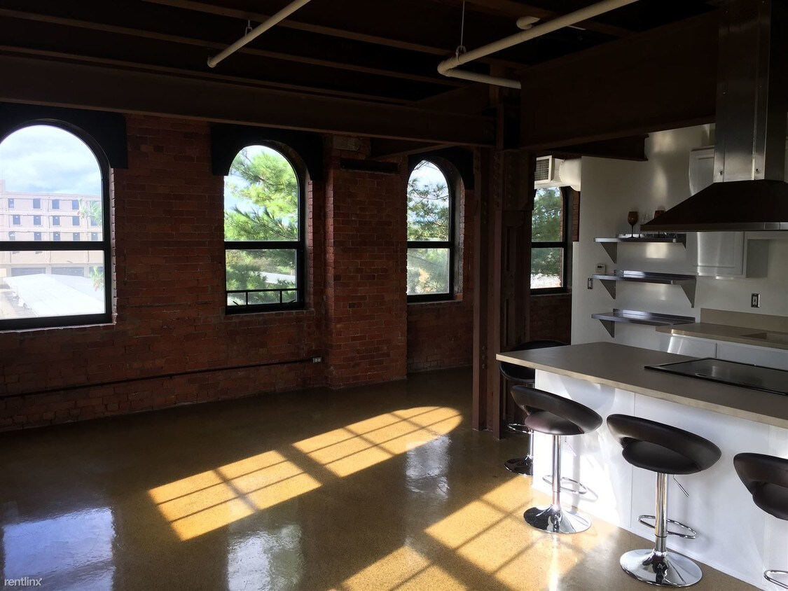 Foto principal - 6533 E Jefferson Ave