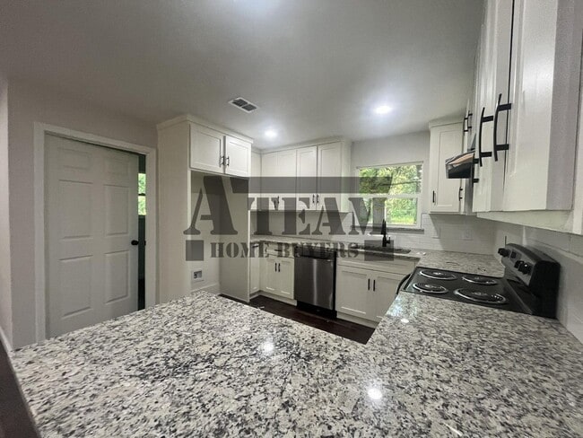Building Photo - Fully Remodeled 2 Bedroom 1 Bathroom