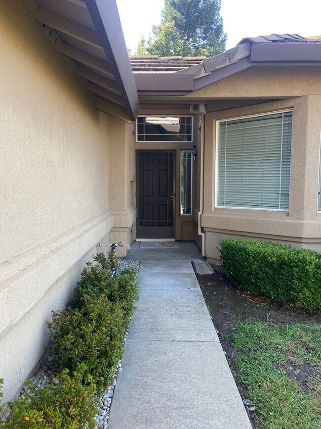 Building Photo - Cobble Hills Community - 3 Bdrm, 2 Bath