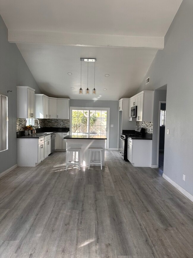 Foto del edificio - 19729 Normandale Ave