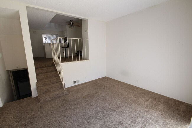 Foto del edificio - 2-Bedroom 1.5-Bathroom Townhouse