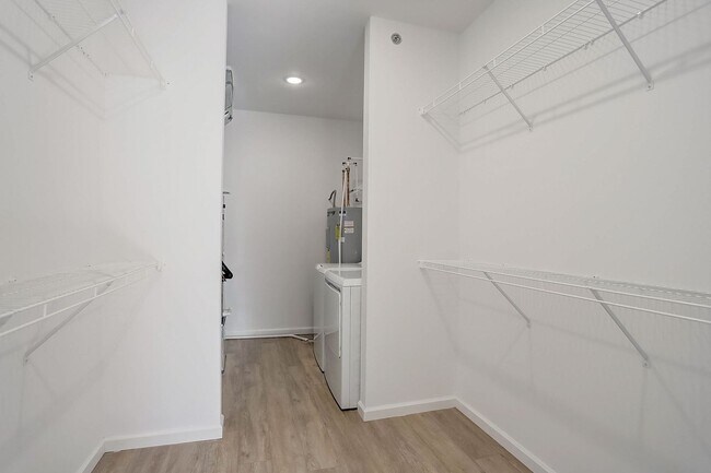 Building Photo - 303 Parkview Dr