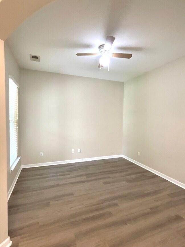 Building Photo - Great Amenities