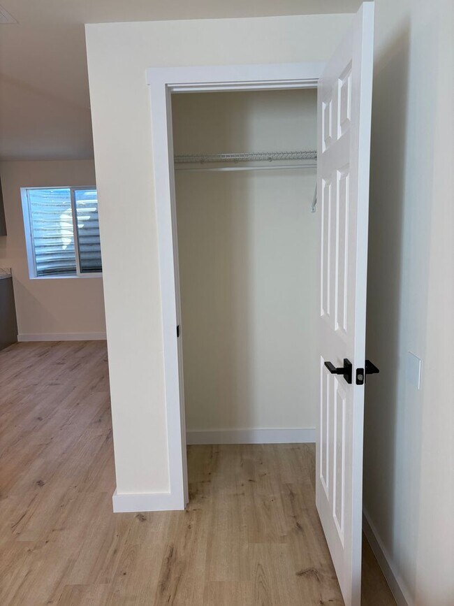 Foto del edificio - NEWLY RENOVATED 2 bed/ 1 bath Basement Apartment for Rent – All Utilities Included