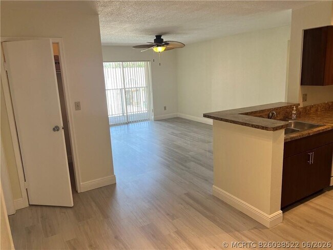 Foto del edificio - 875 Riverside Dr