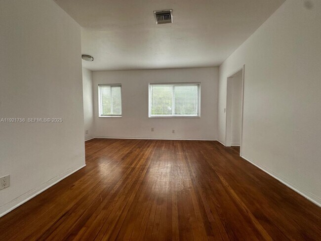 Building Photo - 1567 S Le Jeune Rd