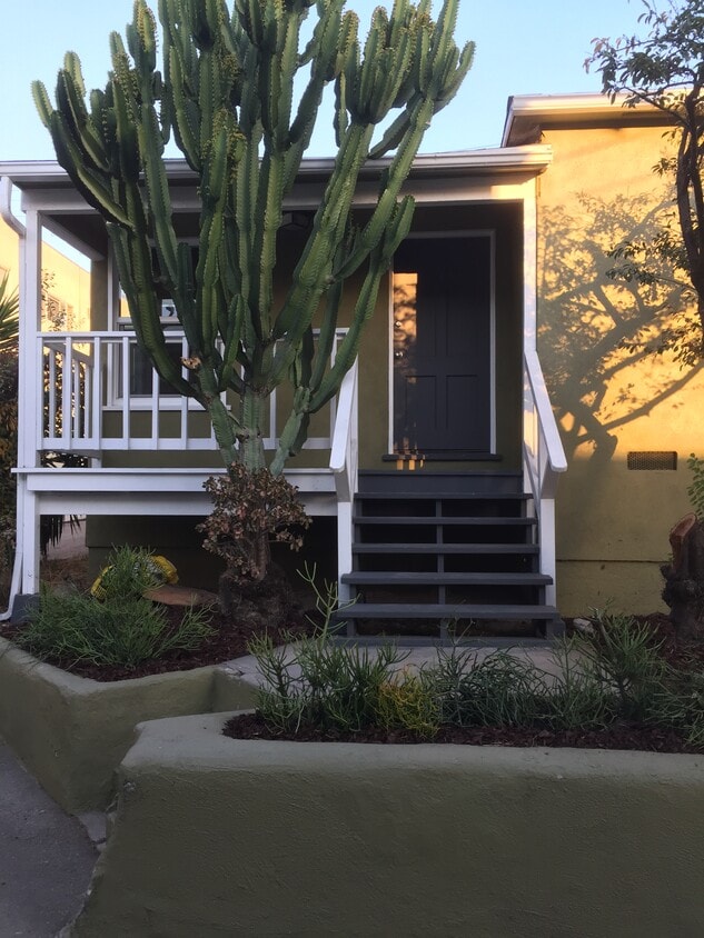 Primary Photo - 2351 Glendale Blvd