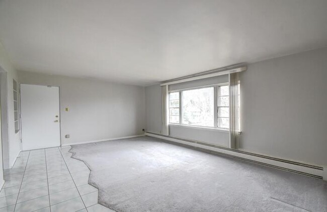 Building Photo - 925 W 35th Ave