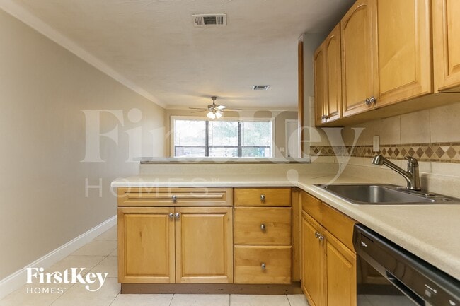 Building Photo - 2411 NE 10th Ave