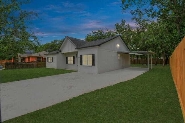 Building Photo - 701 E Canino Rd