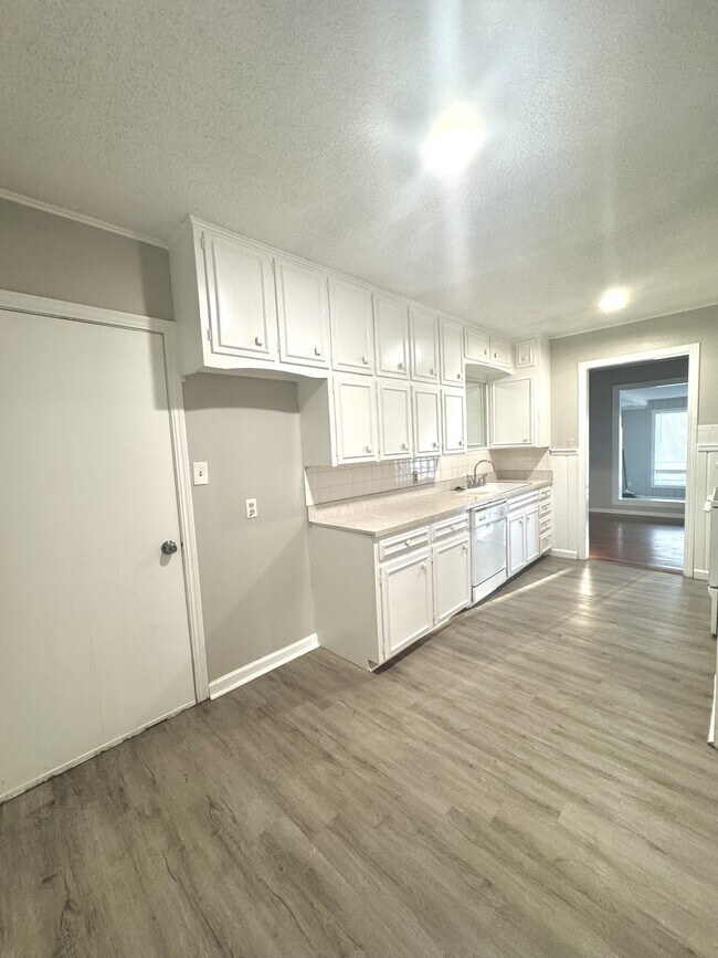 Building Photo - 3611 Lenwood Dr