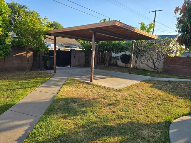 Foto del edificio - 706 W Orangethorpe Ave