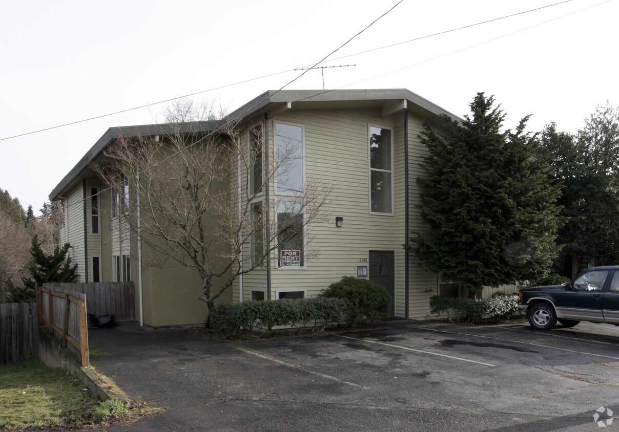 Foto principal - 12348 33rd Ave NE
